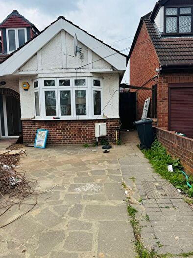 3 Bedroom Flat To Rent In Broomhill Road, Ilford, IG3