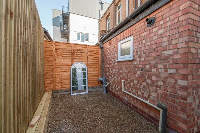 1 Bedroom Flat For Sale In Kingston Road, Raynes Park, SW20