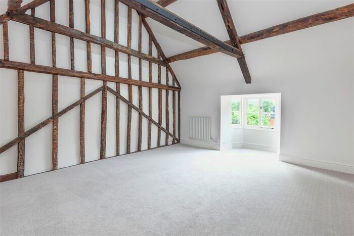 2 Bedroom Flat To Rent In Market Street, Woodstock, OX20