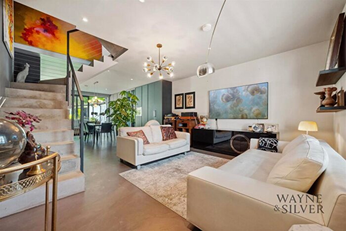 3 Bedroom Detached House To Rent In North End Road, Hampstead, London, NW11