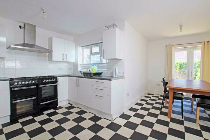 6 Bedroom Semi-Detached House To Rent In Gloucester Road, Kingston, KT1