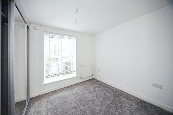 2 Bedroom Flat For Sale In Tilling Green, Dunstable, LU5