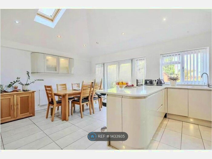 3 Bedroom Semi-Detached House To Rent In Blacklands Road, London, SE6