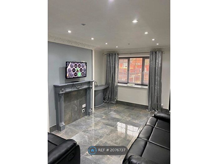 2 Bedroom Semi-Detached House To Rent In Lairds Place, Liverpool, L3