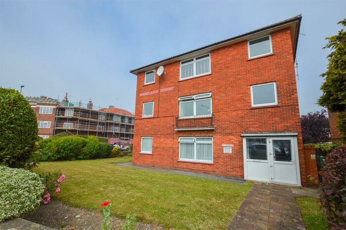 2 Bedroom Flat To Rent In Roselands Court, Seaside, Eastbourne, BN22