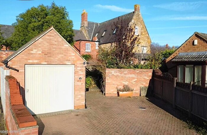4 Bedroom Cottage For Sale In Park Close, Earls Barton, Northamptonshire, NN6
