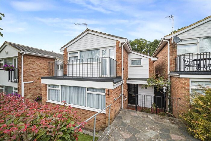 3 Bedroom Link Detached House For Sale In West Woodside, Bexley, DA5