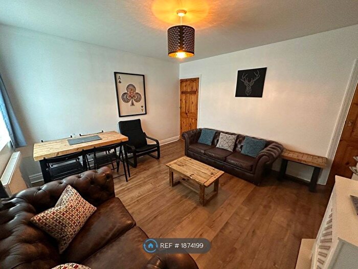 4 Bedroom Semi-Detached House To Rent In Cross Flatts Grove, Leeds, LS11