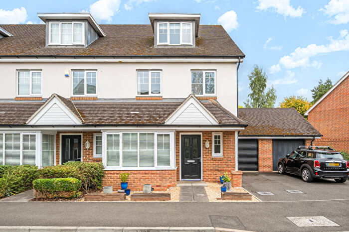 4 Bedroom End Of Terrace House For Sale In Alderbank Drive, Godalming, GU7