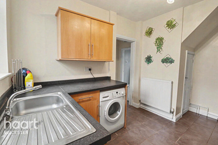 3 Bedroom Semi Detached House For Sale In Bendbow Rise, Leicester, LE3