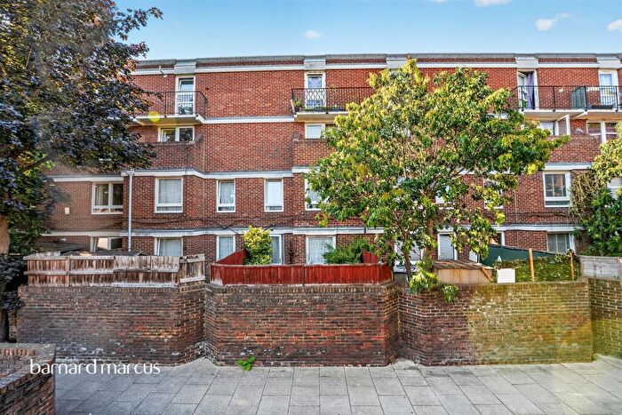 2 Bedroom Flat For Sale In Wallis Close, London, SW11
