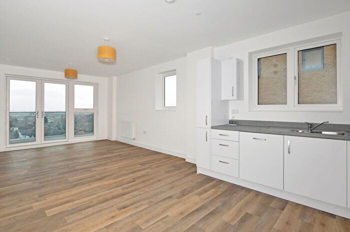 2 Bedroom Flat To Rent In Ridding Lane, Greenford, UB6