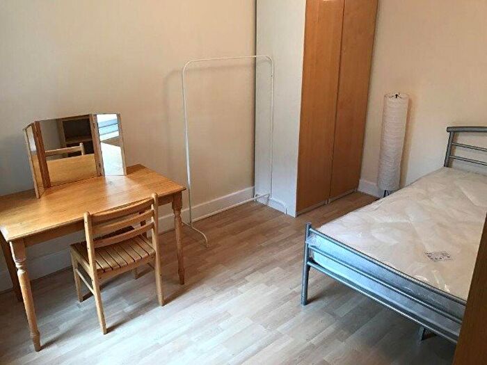 3 Bedroom Flat To Rent In London, , Aldgate East, Settles St -, E1