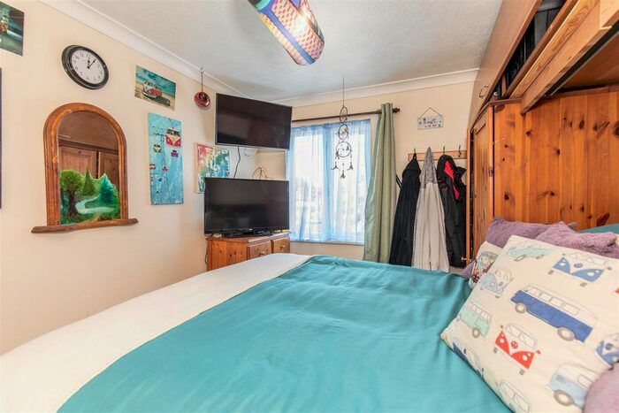 2 Bedroom Flat For Sale In Streatfield Road, Heathfield, TN21