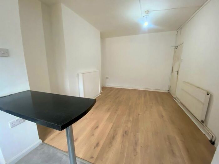 1 Bedroom Ground Maisonette To Rent In Lower Ground Floor, Drayton Park, N5