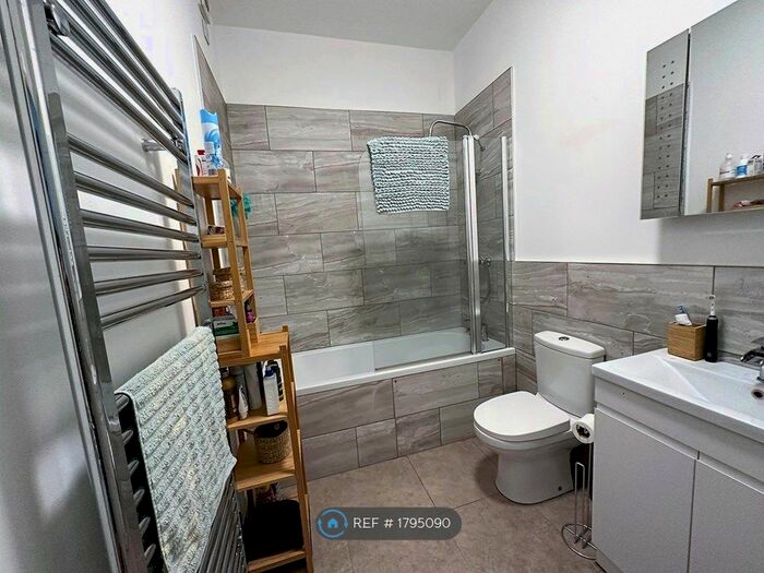 2 Bedroom Flat To Rent In Ivydene House, Stockport, SK4