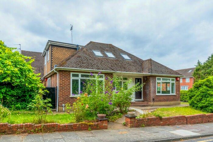 2 Bedroom Flat To Rent In Cliveden Close, Woodside Park, London, N12