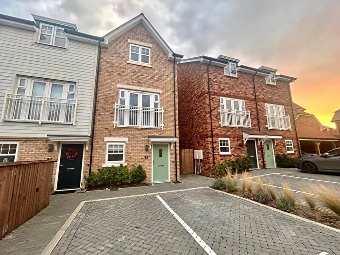3 Bedroom Town House To Rent In Spindle Avenue, Fleet, Hampshire, GU51