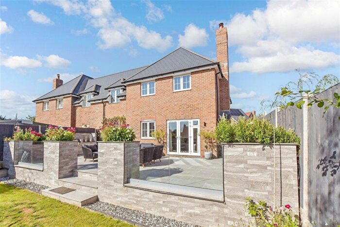 4 Bedroom Link Detached House For Sale In Juniper Court, Headcorn, Kent, TN27