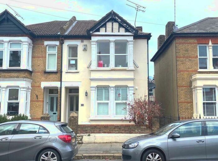 2 Bedroom Apartment To Rent In Leigh On Sea, SS9