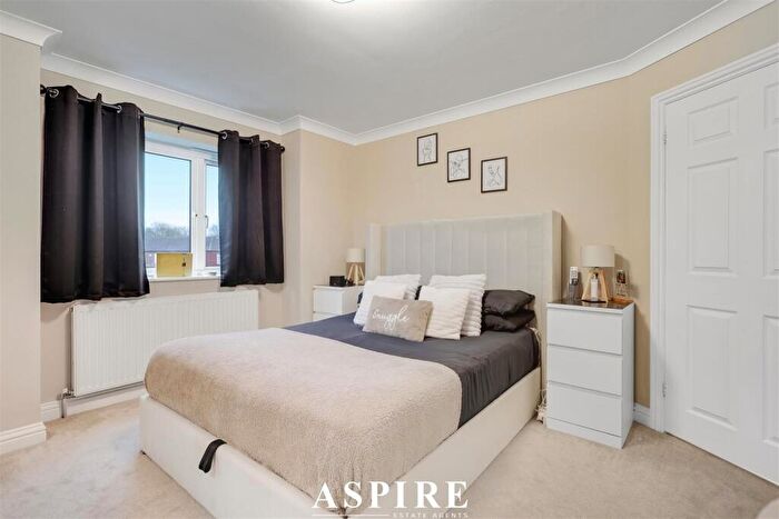2 Bedroom Flat For Sale In Clayburn Circle, Basildon, SS14