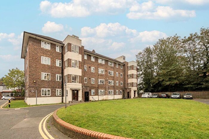 2 Bedroom Flat To Rent In Oaklands Estate, London, SW4