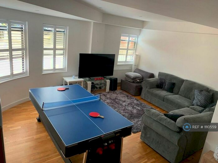 2 Bedroom Flat To Rent In Whyteleafe Hill, Whyteleafe, CR3