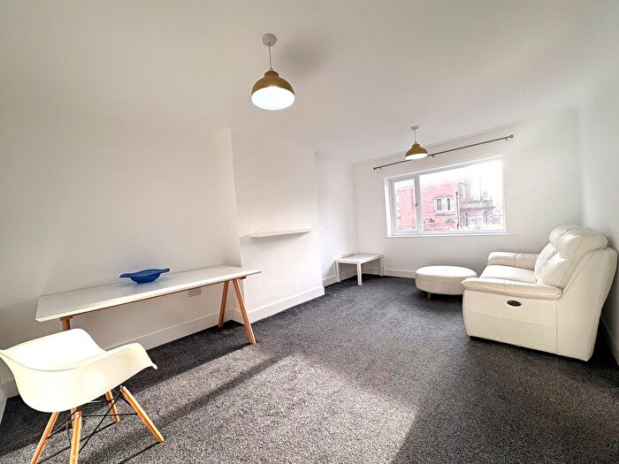 2 Bedroom Flat To Rent In Redland Close, Chester, CH4