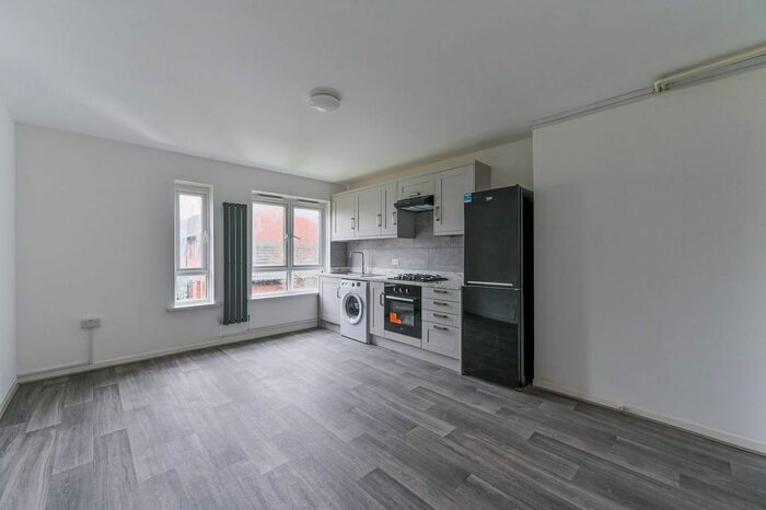 3 Bedroom Flat To Rent In Croydon, Central Croydon, Croydon, CR0