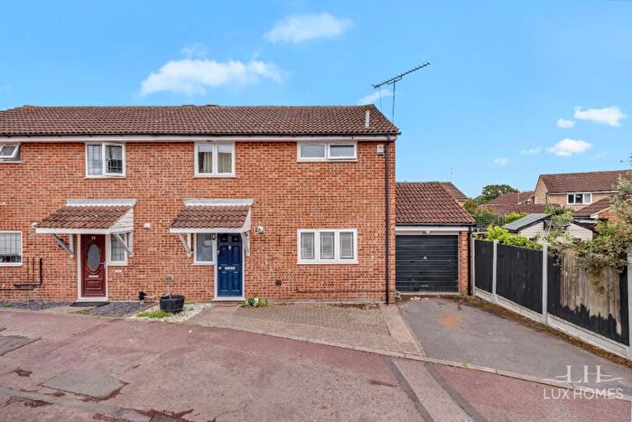 3 Bedroom Semi-Detached House For Sale In Bonningtons, Brentwood, CM13