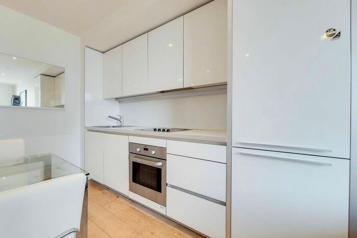 2 Bedroom Flat To Rent In Walworth Road, Elephant And Castle, London, SE1