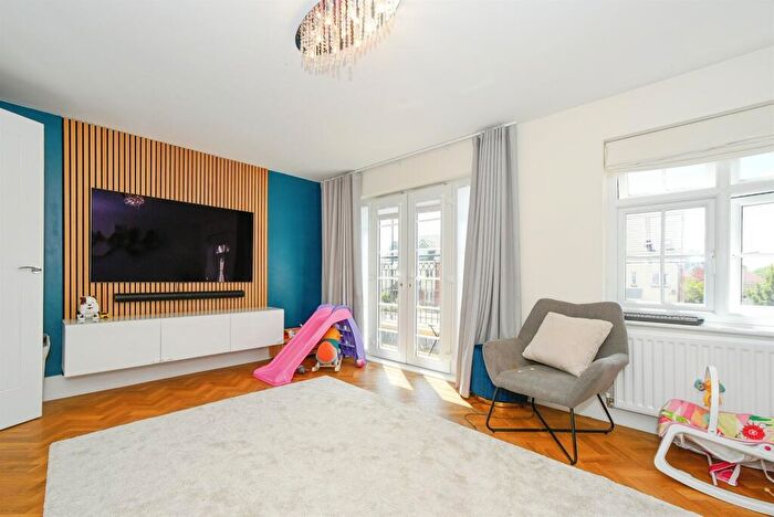 4 Bedroom End Of Terrace House For Sale In Homington Terrace, Swindon, SN3