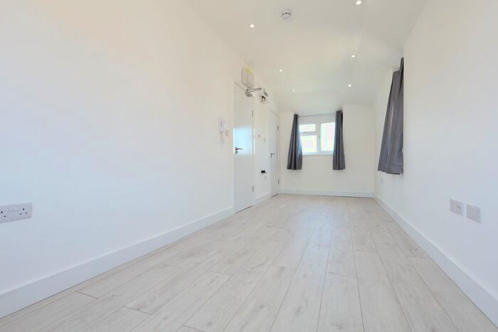 Studio To Rent In Kenilworth Avenue, Harrow, HA2