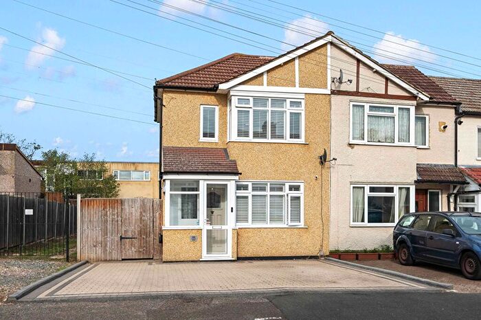 2 Bedroom End Of Terrace House For Sale In Conrad Drive, Worcester Park, KT4