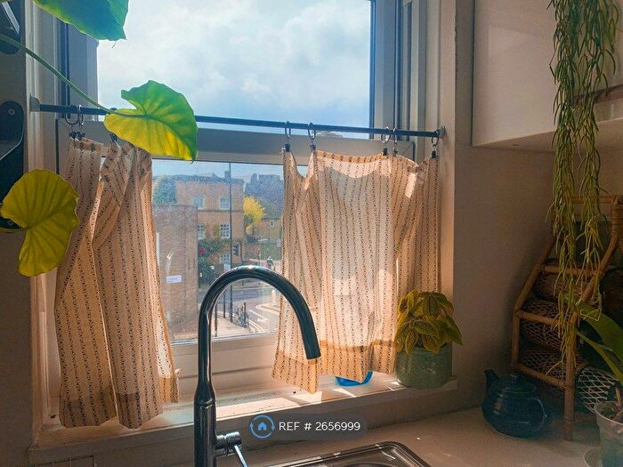 1 Bedroom Flat To Rent In Victoria Park Court, London, E9