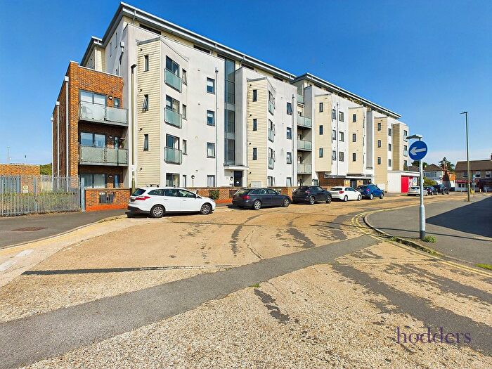 1 Bedroom Flat To Rent In Victory Park Road, Addlestone, Surrey, KT15
