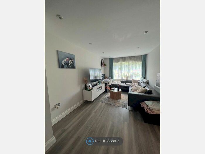 1 Bedroom Flat To Rent In Millwood House, Teddington, TW11