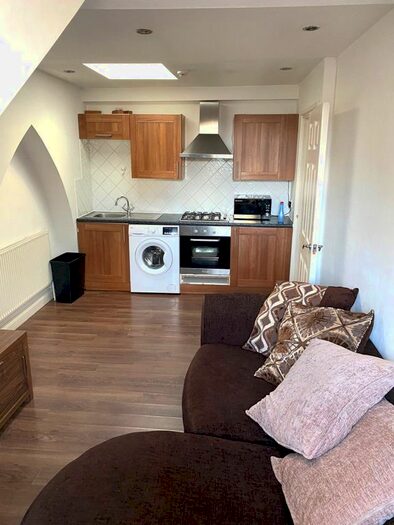 1 Bedroom Flat To Rent In Clive Street, Cardiff, CF11