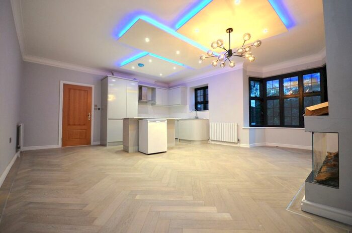 3 Bedroom Flat To Rent In Greystoke Lodge, Hanger Lane, London, W5