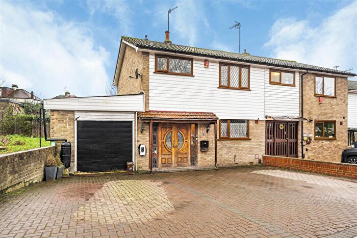 3 Bedroom End Of Terrace House For Sale In Kings Head Hill, North Chingford, E4