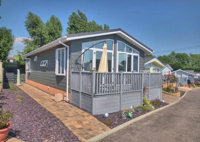 2 Bedroom Mobile/park Home For Sale In Southwick Road, North Boarhunt, Fareham, PO17