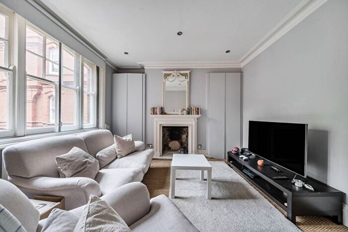 2 Bedroom Flat To Rent In Ruskin Mansions, Barons Court, London, W14