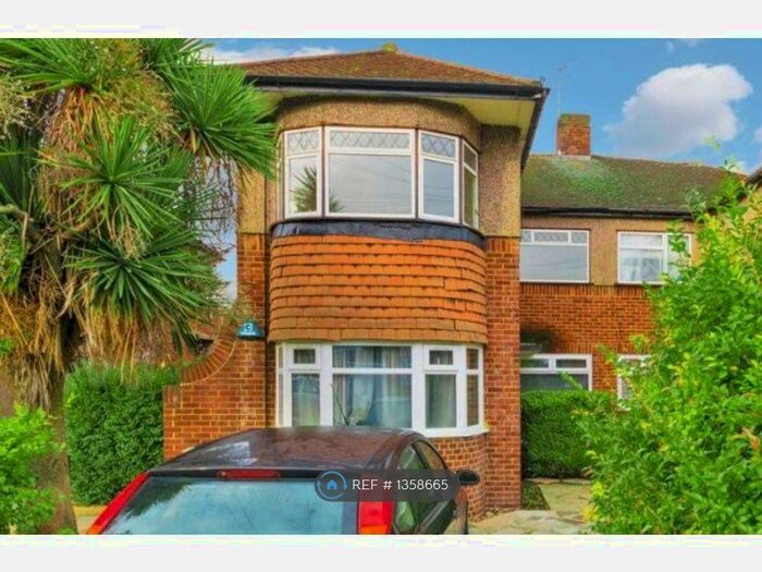 3 Bedroom Flat To Rent In London, London, SW16