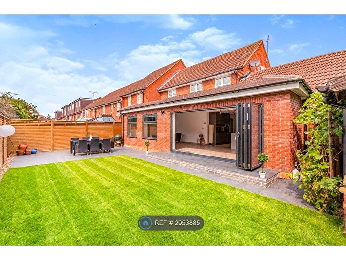 4 Bedroom Semi-Detached House To Rent In Arlington Green, London, NW7