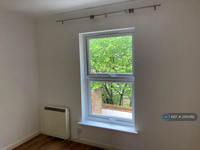 1 Bedroom Flat To Rent In Martyr Road, Guildford, GU1