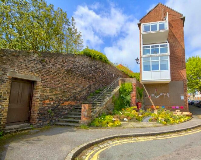 2 Bedroom Flat To Rent In The Parade, Folkestone, CT20