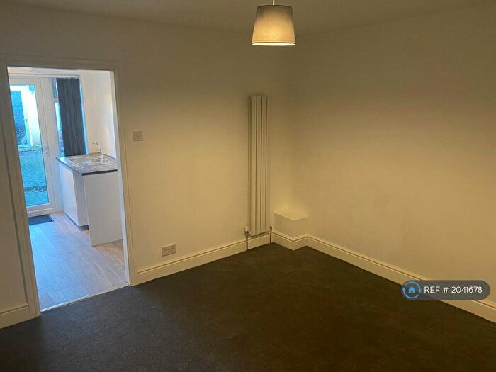 1 Bedroom Flat To Rent In Wennington Road, Rainham, RM13