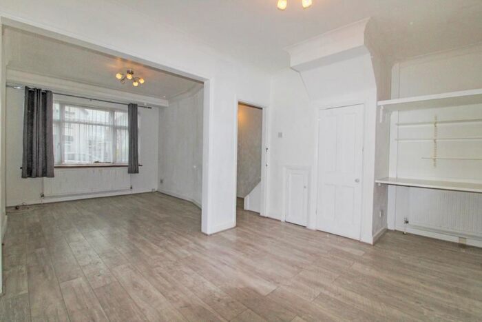 2 Bedroom Property To Rent In Amersham Avenue, London, N18
