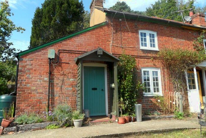 2 Bedroom Cottage To Rent In Vicarage Lane, GU9