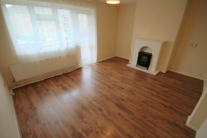 2 Bedroom Flat To Rent In Chigwell Road, London, E18